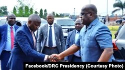 Mokonzi ya mboka Félix Tshisekedi apesi mokambi ya misala ma ye Vital mbote, na bolongwi na ye mpo na kokende Dar-es-Salam, Kinshasa, 16 août 2019. (Facebook/présidence RDC)