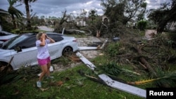 Meri Kuk, stanovnica Velingtona na Floridi, ispred svoje srušene kuće posle uragana Milton, 9. oktobar 2024. (Bill Ingram/Palm Beach Post/USA Today Network via REUTERS)
