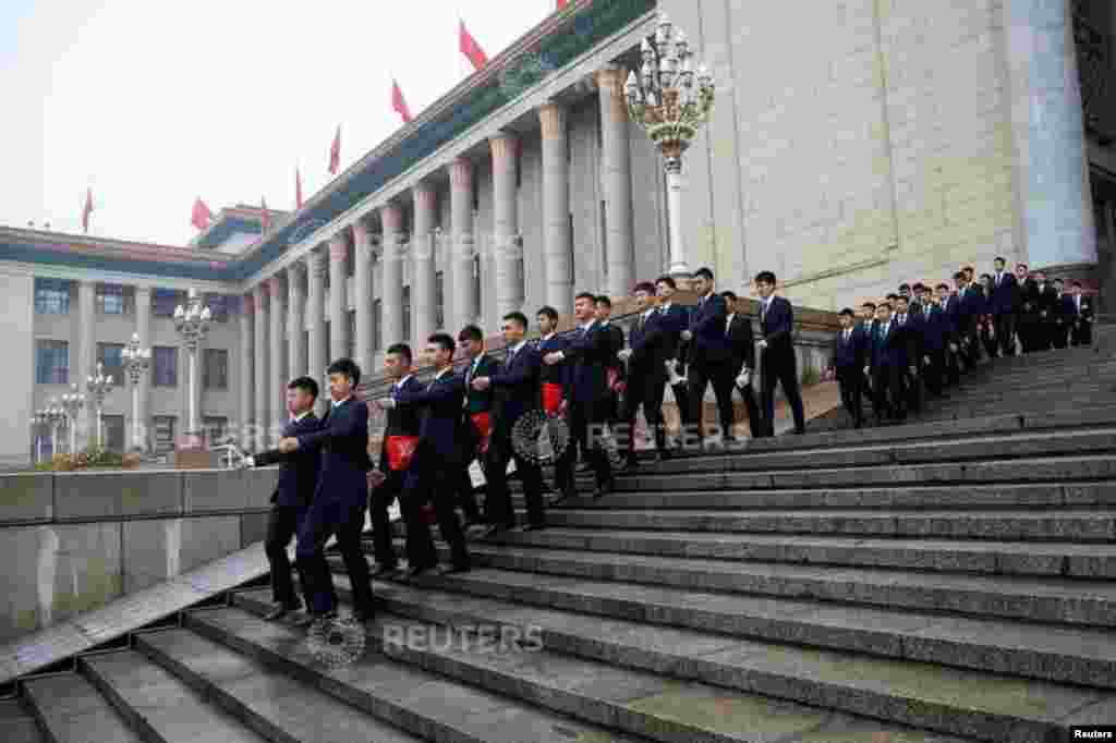 2018年3月17日中国全国人大全体会议后，安全人员列队离开人民大会堂。