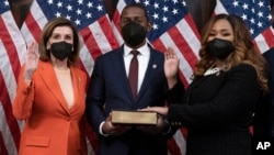 Lide la Chanm Nancy Pelosi prezide seremoni prestasyon seman nouvo Depite eta Florid Sheila Cherfilus-McCormick, yon Demokrat, nan Washington, Madi 18 Janvye, 2022.