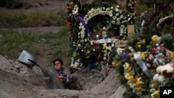 El trabajador cava una tumba en una sección del Cementerio Municipal de Valle de Chalco que se abrió a inicios de la pandemia de coronavirus para lidiar con el aumento de decesos, a las afueras de la Ciudad de México, el 24 de septiembre de 2020.