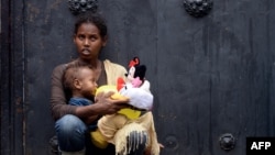 Mère et son enfant au centre de migration «Baobab» près de la gare Tiburtina à Rome, en Italie, le 14 juin 2015.