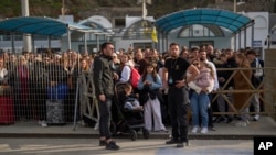 Pasajeros esperan la llegada de un ferry regular al puerto de El Pireo en Atenas, después de que un aumento en la actividad sísmica generó preocupaciones sobre un terremoto potencialmente poderoso en Santorini, sur de Grecia, el lunes 3 de febrero de 2025. AP