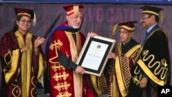 Presiden Afghanistan Hamid Karzai (kedua dari kiri) menerima gelar Doktor Kehormatan dari Universitas Jalandhar, India diserahkan oleh Presiden India, Pranab Mukherjee (20/5). Karzai di India untuk minta bantuan militer lebih besar. 