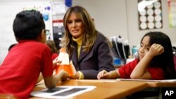 Ibu Negara AS Melania Trump (tengah) mengunjungi Dove School of Discovery, sekolah dasar di Tulsa, Oklahoma, Senin (4/3).