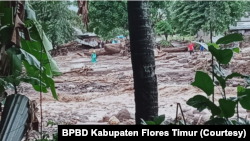 Banjir bandang menerjang Desa Lamanele di Kecamatan Ile Boleng dan Desa Waiburak di Kecamatan Adonara Timur di Flores Timur pada Minggu, 4 April 2021. (Foto: Courtesy/BPBD Flores Timur)