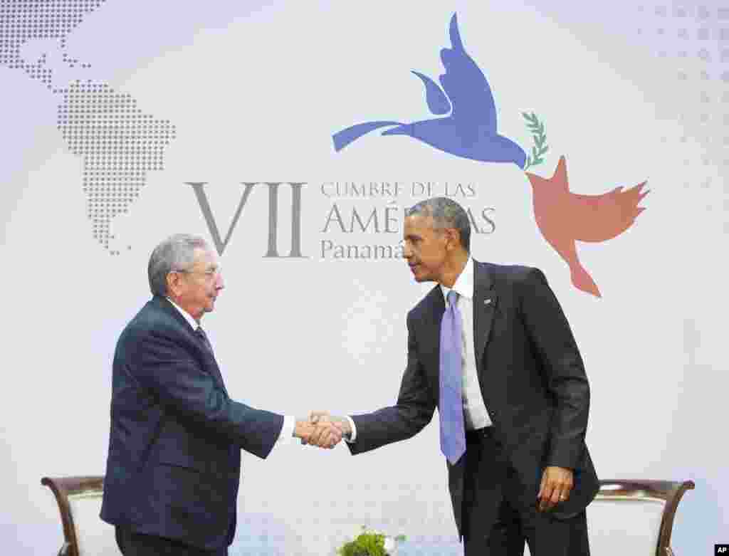 Uno de los primeros encuentros del presidente Barack Obama con su homólogo cubano, Raúl Castro se produjo en abril de 2015 durante la Cumbre de las Américas en Panamá. 