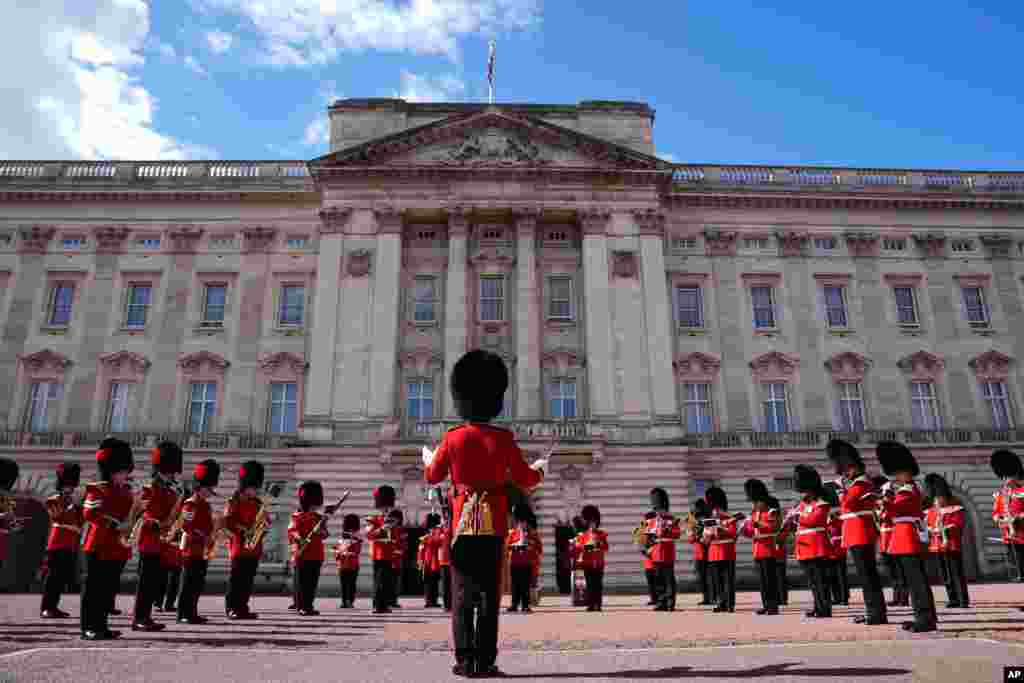 11일 영국 런던 버킹엄궁 앞에서 근위사단연합군악대(Massed Bands of the Guards Division) 단원들이 9·11 테러 25주기를 기리는 추모 연주를 하고 있다.