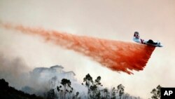 Aviones ayudan en las labores de los bomberos lanzando químicos para controlar el fuego