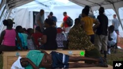 Un anciano espera ser atendido en un hospital provisorio de la ong Samaritan's Purse, en Freeport, Bahamas, el martes 10 de septiembre de 2019. Miles de sobrevivientes del huracán Dorian que no han podido abandonar la isla nación, no encuentran refugio.