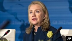 Los autores conocieron a Hillary Clinton y dijeron que no continuarían con sus publicaciones