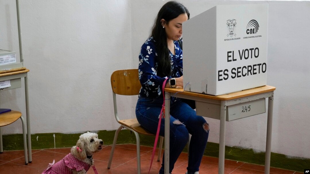 Un votante marca preguntas en la boleta de un referéndum propuesto por el presidente Daniel Noboa para respaldar nuevas medidas de seguridad destinadas a acabar con las bandas criminales que alimentan la escalada de violencia en Quito, Ecuador, el 21 de abril de 2024.
