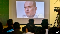 Militer Pakistan menunjukkan foto Kulbhushan Jadhav, warga India yang dituduh mata-mata, kepada media dalam konferensi pers di Islamabad, Pakistan. 