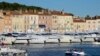 Des yachts de luxe à quai au port de Saint-Tropez sur la Côte d'Azur le 30 juillet 2010.