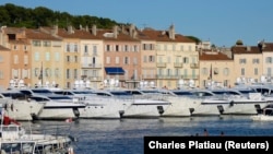 Des yachts de luxe à quai au port de Saint-Tropez sur la Côte d'Azur le 30 juillet 2010.