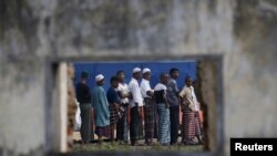 Migran Rohingya mengantri sarapan pagi di tempat penampungan sementara mereka di Aceh Timur, dekat Langsa, Aceh.