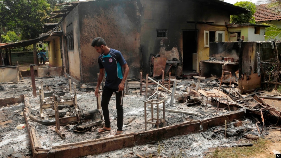 Seorang pria Muslim Sri Lanka memeriksa sisa-sisa tas menjahit yang hangus terbakar, pasca serangan kelompok garis keras Buddha Bodu Bala Sena di Aluthgama, 50 kilometer selatan Kolombo, Sri Lanka, Senin (16/6).