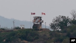 지난 3일 북한 군이 비무장지대(DMZ)에서 한국 군 감시초소(GP)에 총격을 가했다. 사진은 이날 경기도 파주에서 바라 본 DMZ 북측 초소의 모습.