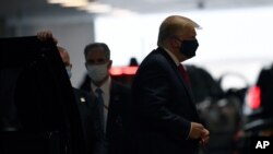 El presidente Donald Trump cuando el viernes pasado ingresaba a un hospital de Nueva York a visitar a su hermano menor, Robert Trump.