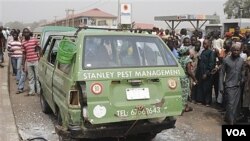 Warga berkumpul di lokasi ledakan, dekat pangkalan militer Nigeria di Kaduna (7/2).