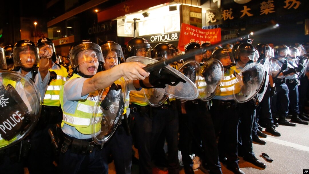 Cảnh sát chống bạo động tiến vào khu thương mại Mong Kok ở Hong Kong, ngày 19/10/2014.
