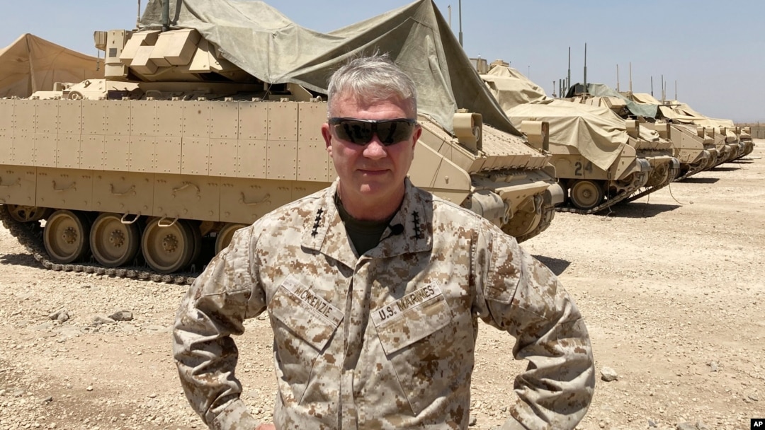 Arhiva - Marinski general Fenk Mekenzi, komandant snaga SAD za Bliski istok, razgovara sa novinaima nakon što je stigao u Siriju na sastanak sa američkim i savezniklim komandantima i vojnicima, 21. maja 2021.