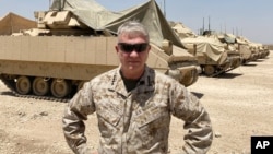 Arhiva - Marinski general Fank McKenzie, komandant snaga SAD za Bliski istok, razgovara sa novinaima nakon što je stigao u Siriju na sastanak sa američkim i savezničkim komandantima i vojnicima, 21. maja 2021.