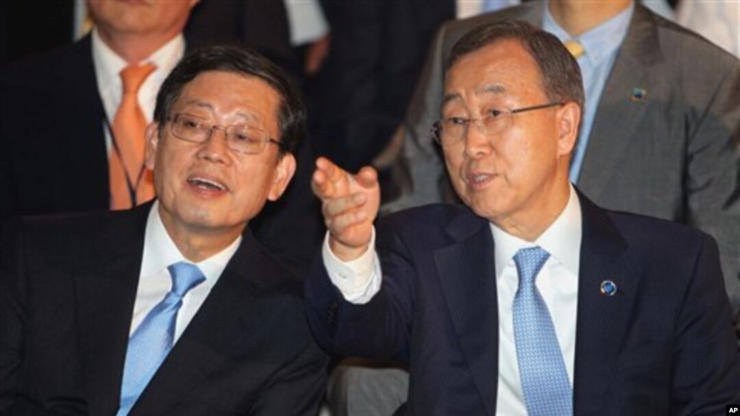 Sekjen PBB, Ban Ki-moon (kanan) berbicara dengan PM Korea Kim Hwang-sik pada penutupan acara konferensi lautan yang diadakan di Yeosu, Korea selatan (12/8).