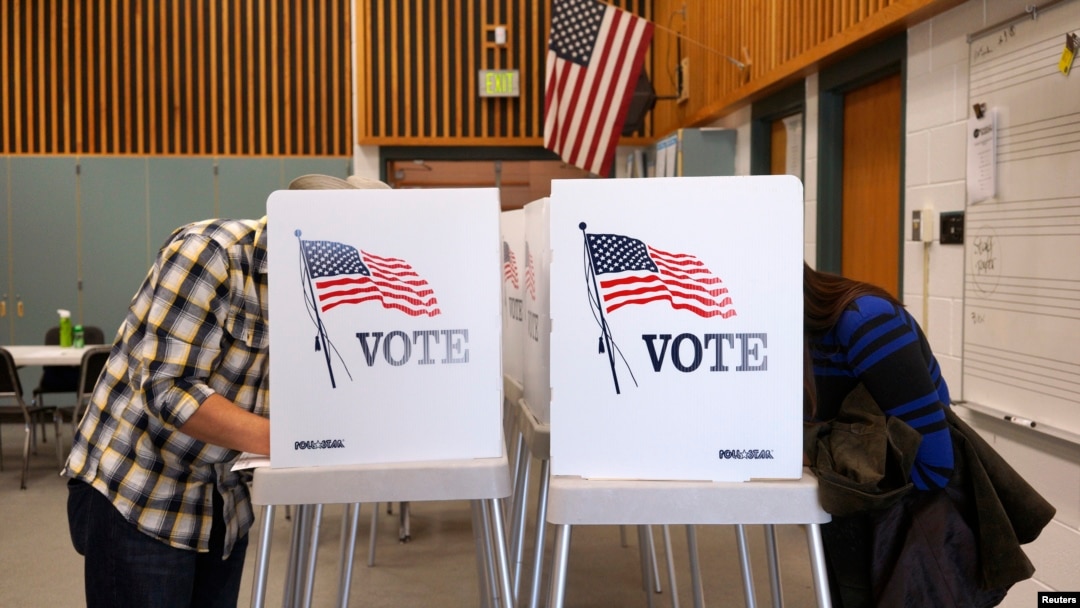 Cử tri bỏ phiếu tại một phòng phiếu ở Westminster, bang Colorado, 4/11/14