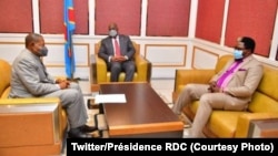 Lambert Mende (G), mosungi na Thierry Monsenepwo (D) na masolo na président Félix Tshisekedi na Palis de la nation, Kinshasa, RDC, 6 janvier 2021. (Twitter/Présidence RDC)