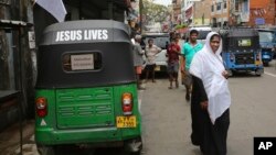 29일 스리랑카 콜롬보에서 히잡을 쓴 무슬림 여성이 도로를 건너고 있다. 