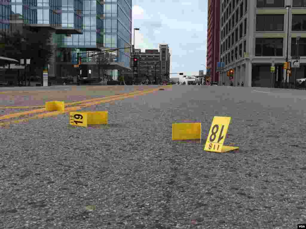 Cada número representa una prueba para el FBI en la calle en donde cinco policías fueron asesinados. El día más mortífero para la policía de Estados Unidos desde el 11 de septiembre de 2001.
