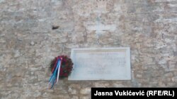 Spomen ploča na ulazu u Budvu izaziva kontroverzu zbog natpisa da je Budvu 8. novembra 1918. oslobodila armija Srbije.