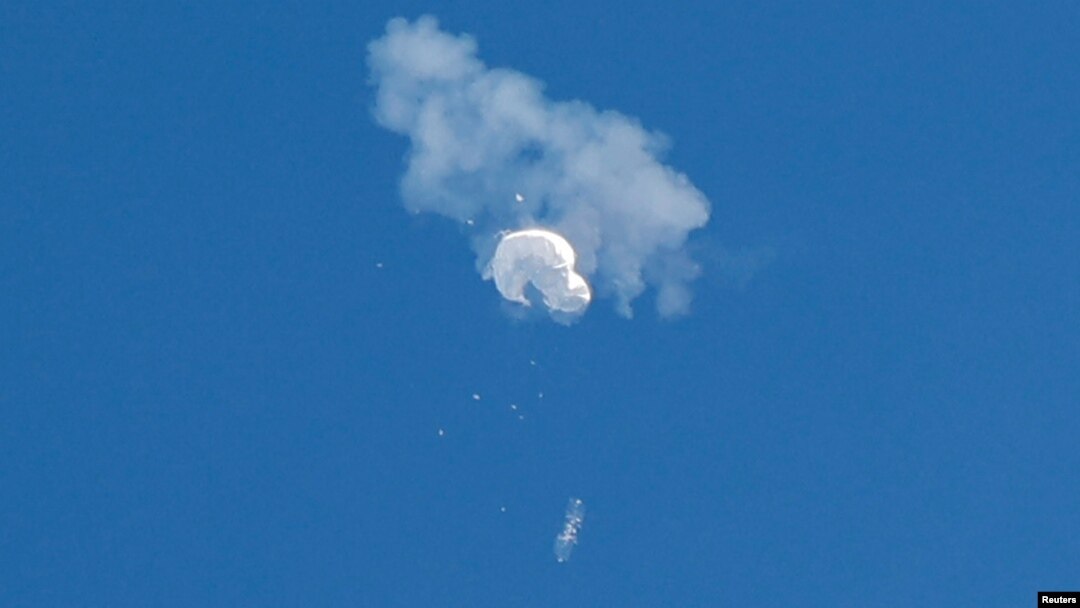 Puing-puing balon mata-mata yang diduga milik Cina tampak berhamburan jatuh ke laut setelah ditembak jatuh di lepas pantai di Pantai Surfside, Carolina Selatan, AS 4 Februari 2023.