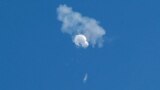 The suspected Chinese spy balloon drifts to the ocean after being shot down off the coast in Surfside Beach, South Carolina, U.S. February 4, 2023. (REUTERS/Randall Hill )