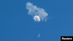 The suspected Chinese spy balloon drifts to the ocean after being shot down off the coast in Surfside Beach, South Carolina, U.S. February 4, 2023. (REUTERS/Randall Hill )