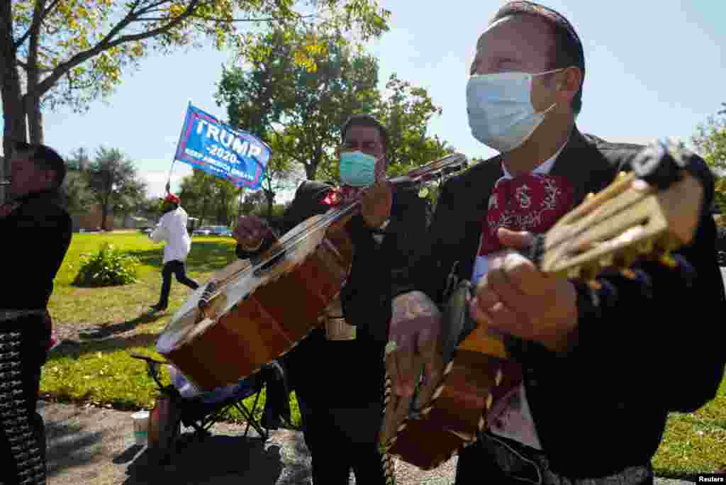 Una banda de mariachis toca fuera de un sitio de votaci&#243;n el d&#237;a de las elecciones en Houston, Texas.