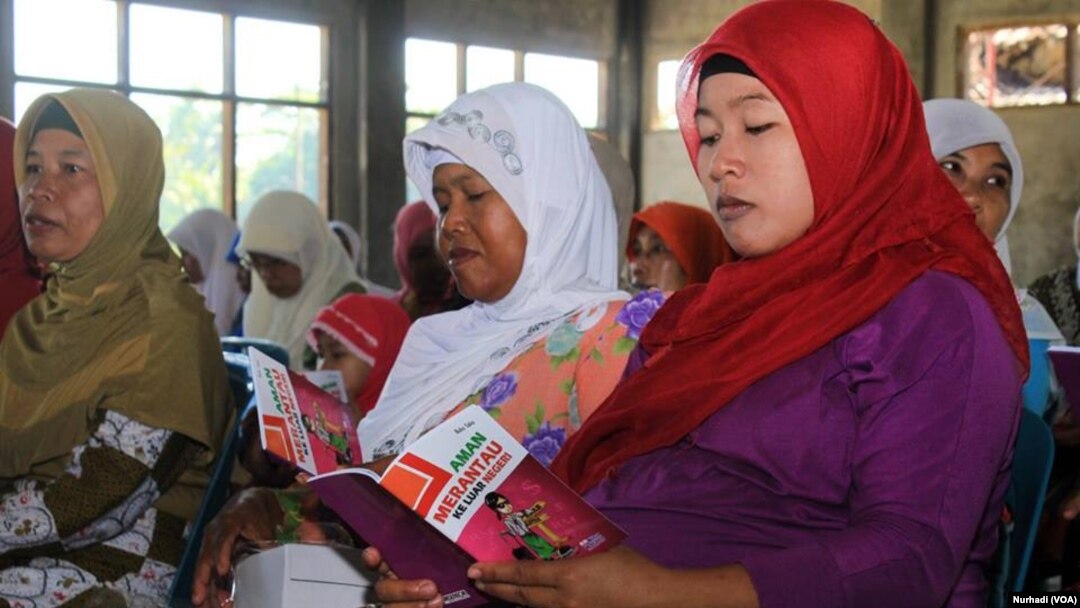 Sosialisasi pemberantasan perdagangan perempuan oleh Mitra Wacana di Yogyakarta, sekaligus pembagian buku saku Aman Merantau ke Luar Negeri, Yogyakarta, 9 Maret 2015 (Foto: VOA/Nurhadi)