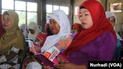 Sosialisasi pemberantasan perdagangan perempuan oleh Mitra Wacana di Yogyakarta, sekaligus pembagian buku saku Aman Merantau ke Luar Negeri, Yogyakarta, 9 Maret 2015 (Foto: VOA/Nurhadi)