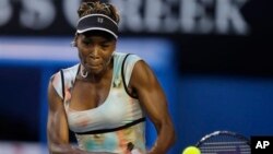 Venus Williams harus berjuang keras sebelum mengalahkan petenis remaja Kanada, Eugenie Bouchard dengan 6-3, 6-7, 6-3 (foto: dok). 