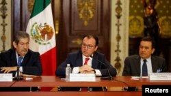 FILE - Mexican Finance Minister Luis Videgaray (C), Mexico's Economy Minister Ildefonso Guajardo (R) and Deputy Governor of the Bank of Mexico Roberto del Cueto attend a news conference in Mexico City, Mexico, June 24, 2016.