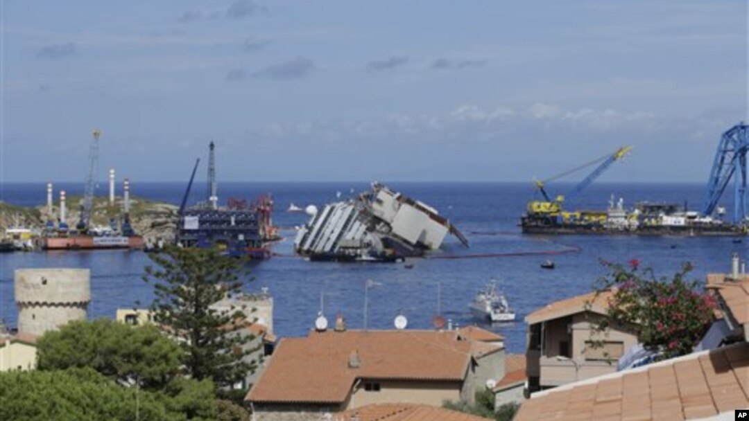 Kapal Costa Concordia terdampar dengan posisi miring di Pulau Tuscan, dekat Giglio, Italia (16/9). 