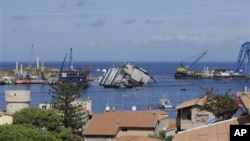 Kapal Costa Concordia terdampar dengan posisi miring di Pulau Tuscan, dekat Giglio, Italia (16/9). 