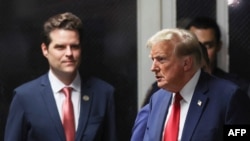 Donald Trump azali koleka liboso lya moponami ya kala ya Florida Matt Gaetz (G1) na Cour pénal ya Manhattan, New York City, 16 sanza ya mitano 2024.