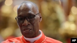 Désigné cardinal, l’archevêque Jean Zerbo du Mali arrive à la basilique Saint-Pierre pour le Consistoire où il sera élevé, au Vatican le mercredi 28 juin 2017.