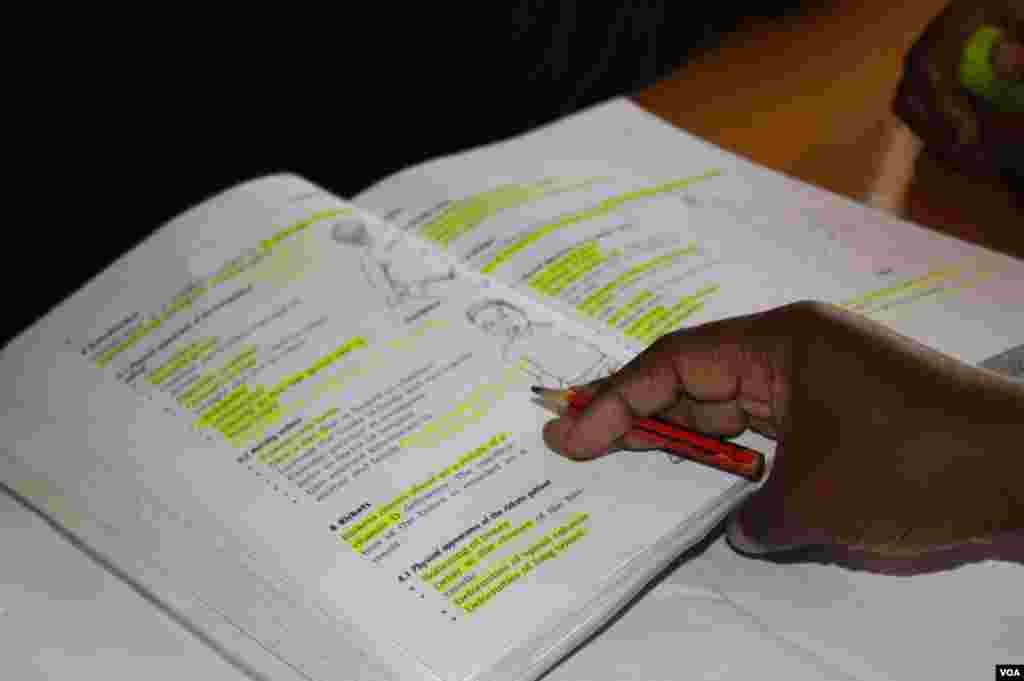 A student nurse reads about palliative care from a textbook during a sponsored course at Wits Hospice.&nbsp;​(VOA / D. Taylor)