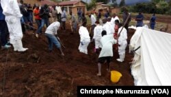 Le président de La CVR Nahimana et d'autres autres experts lors de la découverte de restes humains à Mwaro, Burundi, le 27 février 2017. (VOA/Christophe Nkurunziza)