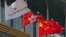 香港國泰航空公司總部大樓外公司旗幟在香港特區旗幟和中國國旗旁飄揚。 （2020年10月21日）