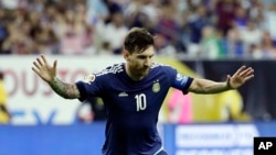 Lionel Messi de l'Argentine (10) célèbre un but lors d'un match de football en demi-finale de la Copa America Centenario contre les Etats-Unis, l21 Juin, 2016, à Houston. 