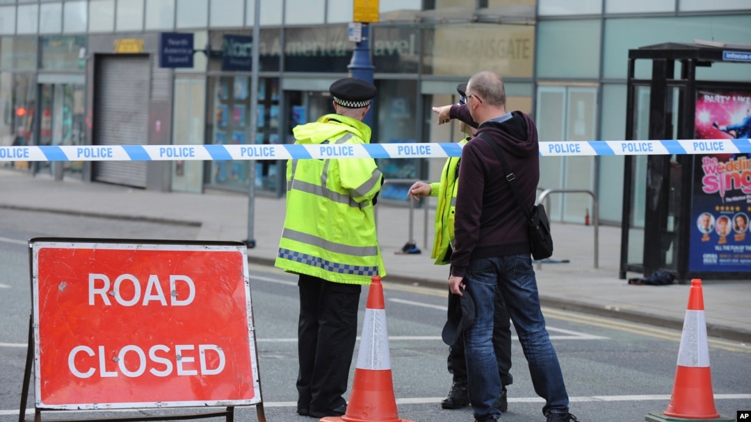 Polisi memblokir jalan di sekitar Manchester Arena di Manchester tengah, Inggris, 23 Mei 2017. setelah serangan bom menghantam konser Ariana Grande di Manchester Arena